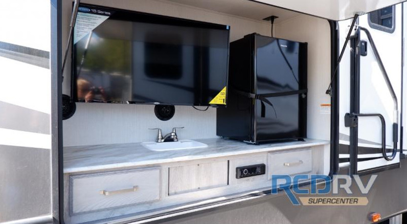 Keystone outdoor entertainment and kitchen